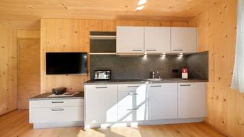 Coffee/tea maker, fridge, oven, stovetop