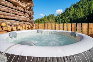 Outdoor spa tub - Apartment 'Matatzspitz' with Mountain View, Private Panoramic Terrace and Wi-Fi (Sankt Martin in Passeier)