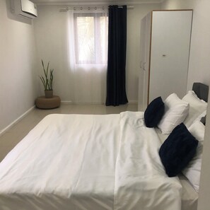 3 habitaciones, escritorio y tabla de planchar con plancha