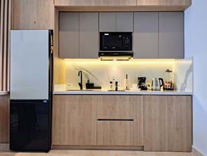 Réfrigérateur, micro-ondes, plaque de cuisson, cafetière/bouilloire