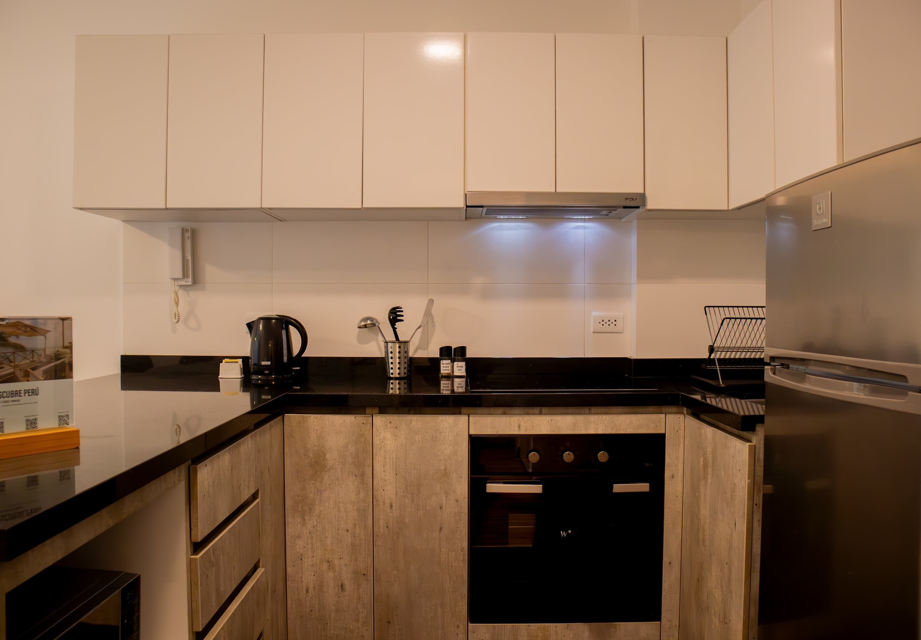 Frigorífico, microondas, horno y placa de cocina