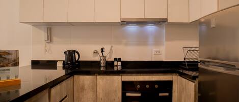 ثلاجة، ميكروويف، فرن، موقد طهي مسطح