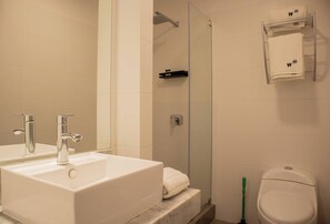 Suihku, hiustenkuivaaja, pyyhkeet