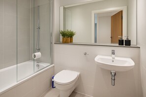 Haartrockner, Handtücher, Seife, Shampoo
