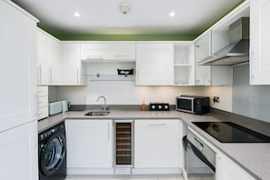 Refrigerador, microondas, horno, placa de cocina