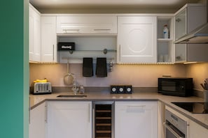 Microondas, horno, placa de cocina, lavavajillas