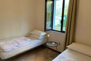 2 bedrooms, WiFi - With large fenced garden, barbecue and panoramic view (Tre Capitelli)