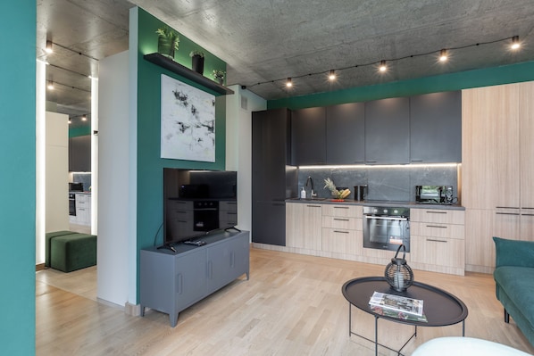 Comfort Apartment, City View | Television