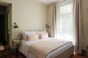 Iron/ironing board, WiFi, bed sheets