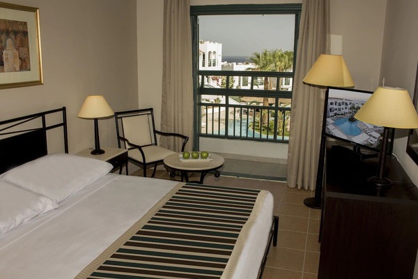 Unit with Queen or Twin beds. Exact unit will be assigned upon arrival. Views, colors, and decor may vary.