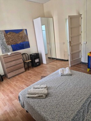 1 chambre, fer et planche à repasser, Wi-Fi, draps fournis