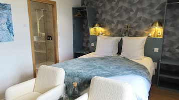 Habitación doble de lujo, baño en la habitación | Ropa de cama de alta calidad y escritorio