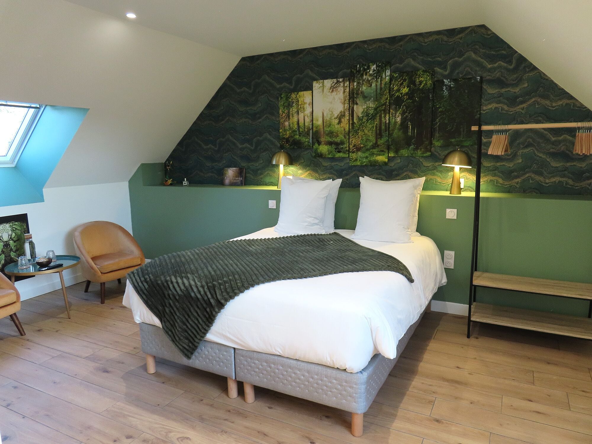 Une chambre à coucher comprenant un lit, une chaise, un bureau et une fresque murale.