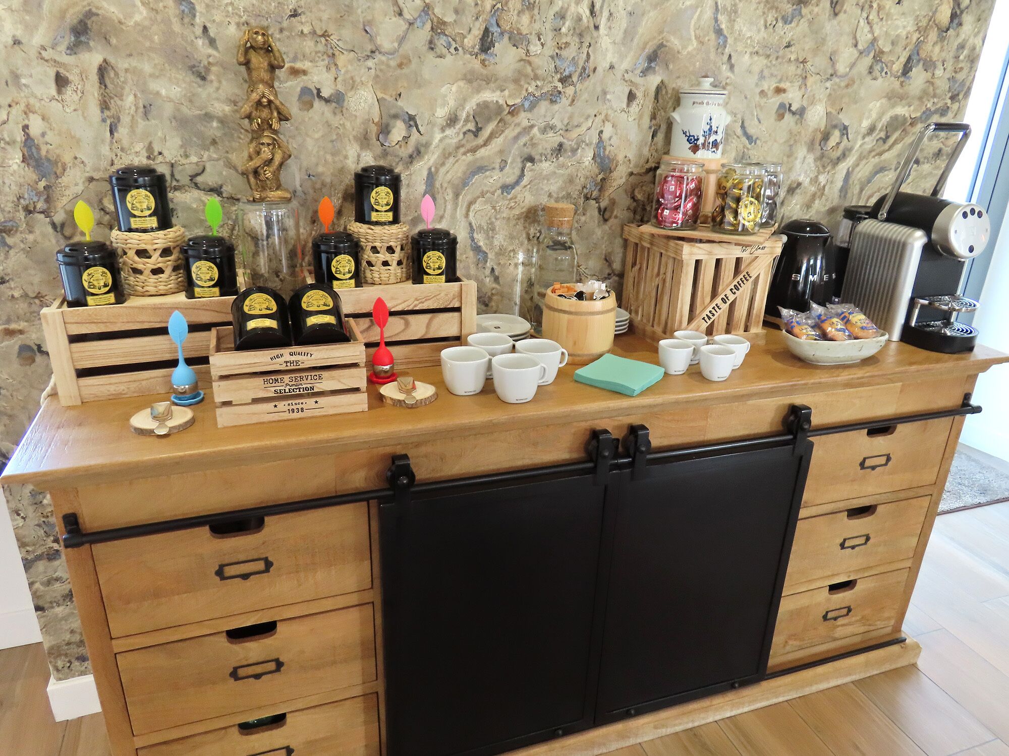 Un comptoir en bois où sont exposés divers articles liés au café, notamment des bocaux, des tasses et une machine à café.