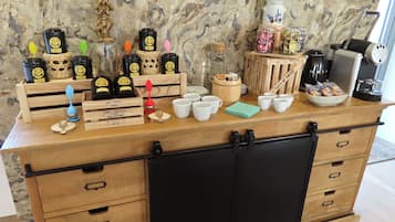 Un comptoir en bois où sont exposés divers articles liés au café, notamment des bocaux, des tasses et une machine à café.