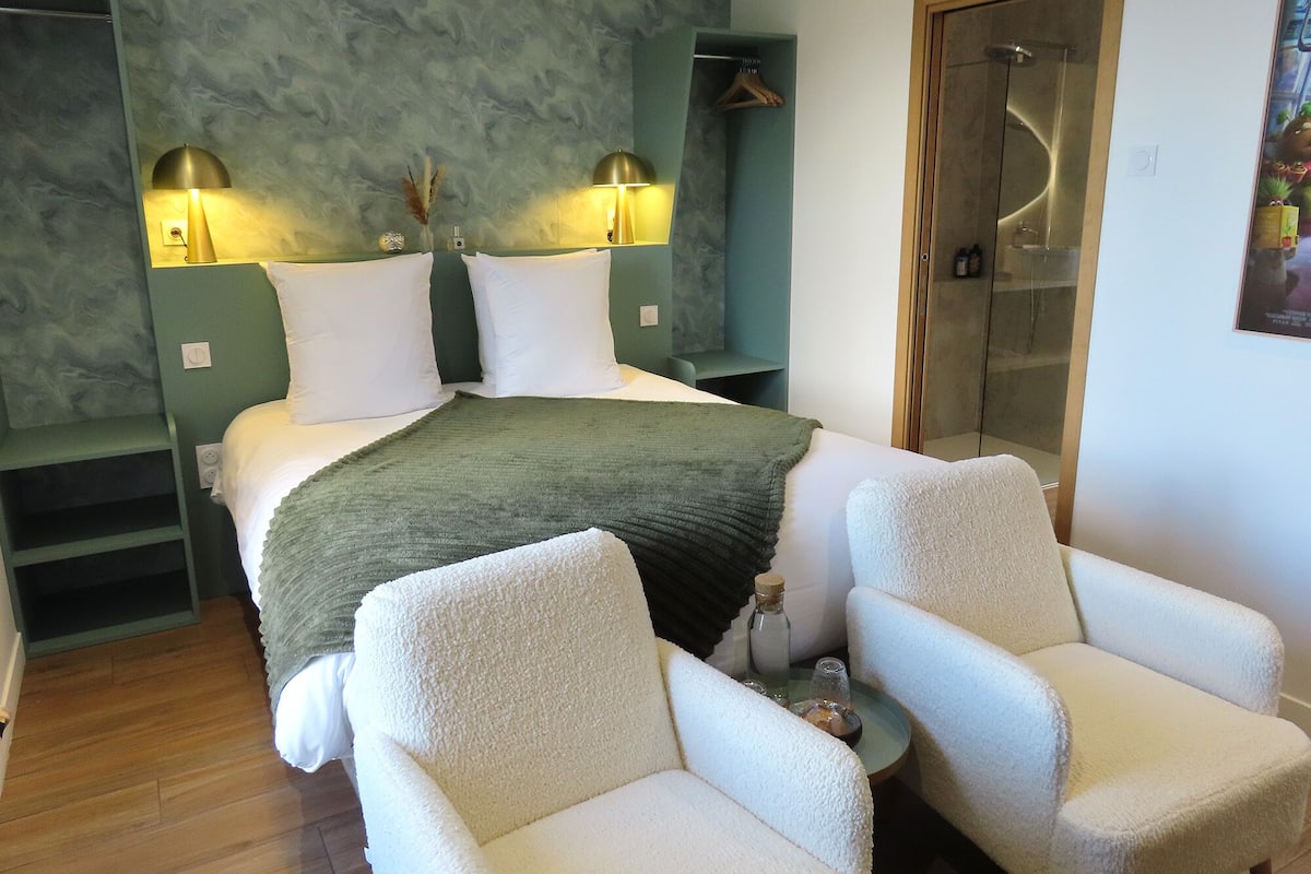 Ropa de cama de alta calidad y escritorio