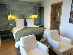 Luxury Double Room, Ensuite | Premium bedding, desk, laptop workspace, free WiFi - Le Foyer Celtique (Ploërmel)