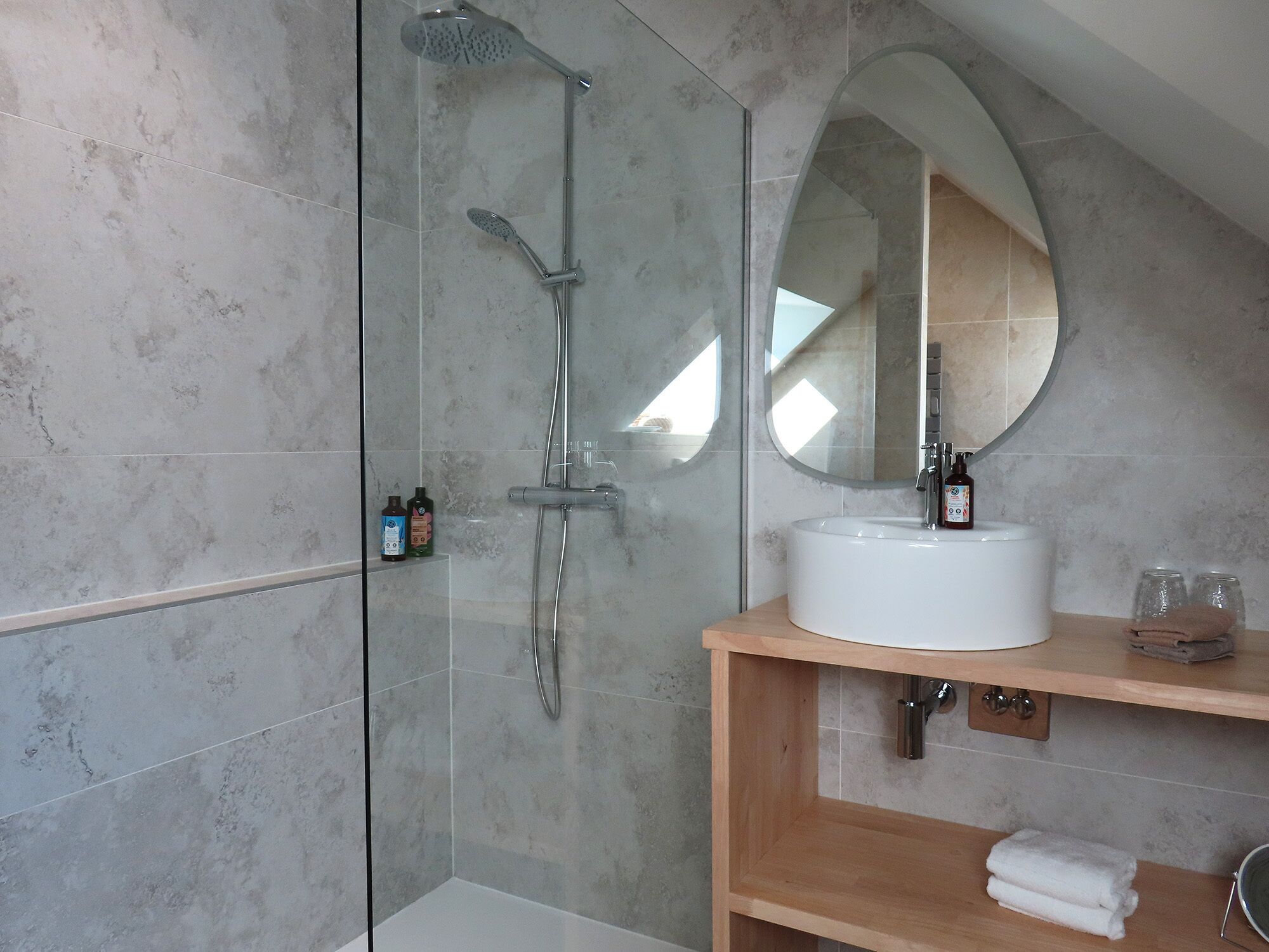 Luxury-Doppelzimmer, mit Bad | Badezimmer | Dusche, kostenlose Toilettenartikel, Haartrockner, Handtücher