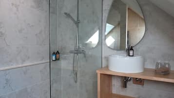 Habitación doble de lujo, baño en la habitación | Baño | Regadera, amenidades de baño gratuitas, secadora de cabello, toallas