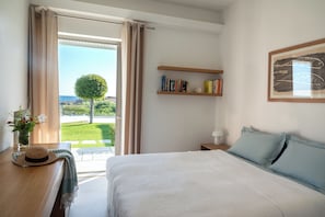Villa, vista al mar | Escritorio, espacio para trabajar con laptop y insonorización