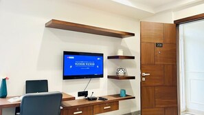 Studio | Een bureau, een laptopwerkplek, gratis wifi