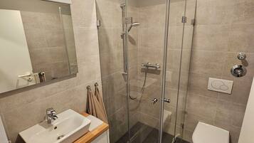 Dusche, Haartrockner, Handtücher, Seife