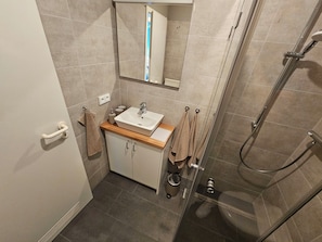 Dusche, Haartrockner, HandtĂŒcher, Seife