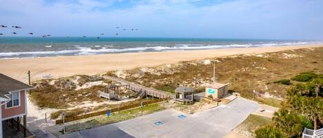 Vlak bij het strand, ligstoelen aan het strand, strandlakens