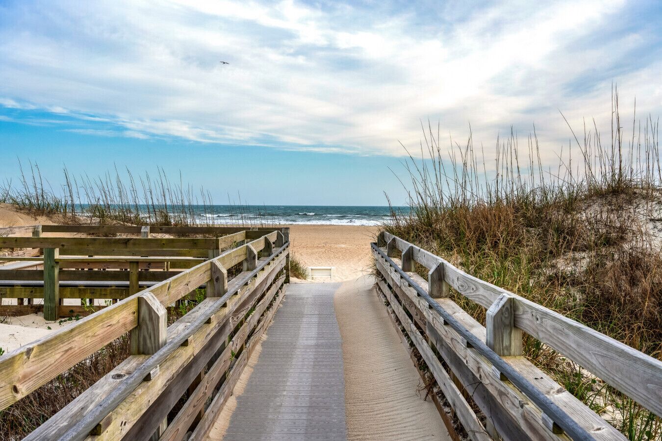 Ranta lähistöllä, aurinkotuoleja, rantapyyhkeitä