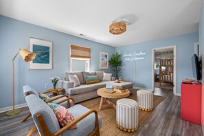 Smart-TV, Videospiele, DVD-Player, Tischfußball