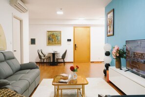 Apartment, Balcony, City View | Living area