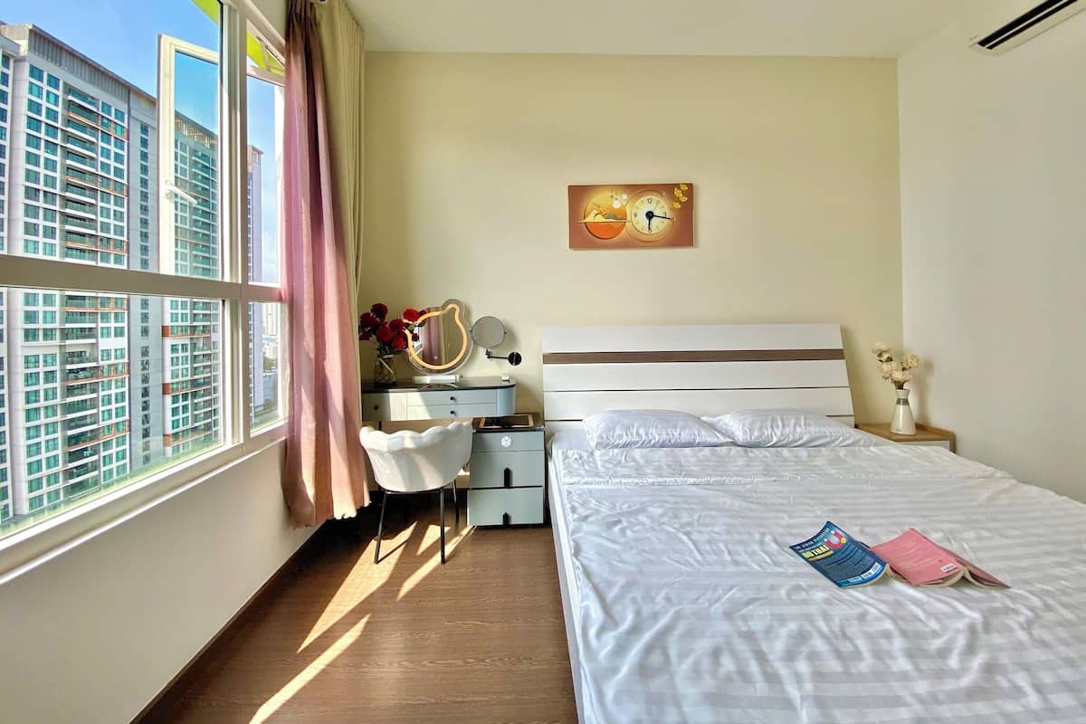 Habitación familiar | Cortinas blackout, insonorización y tabla de planchar con plancha