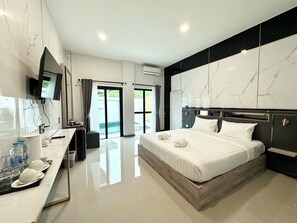 Grand Superior Pool Access Room
