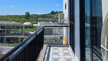 Grand Superior Pool View Room with Balcony | ลานระเบียง/นอกชาน