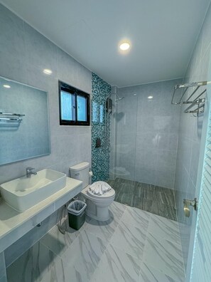 Standard Double Room (No View) | Salle de bain