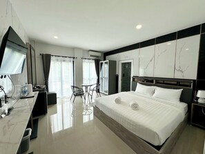 Grand Superior Pool View Room with Balcony | Két bảo mật tại phòng, truy cập Internet không dây miễn phí 
