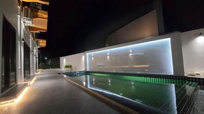2 outdoor pools