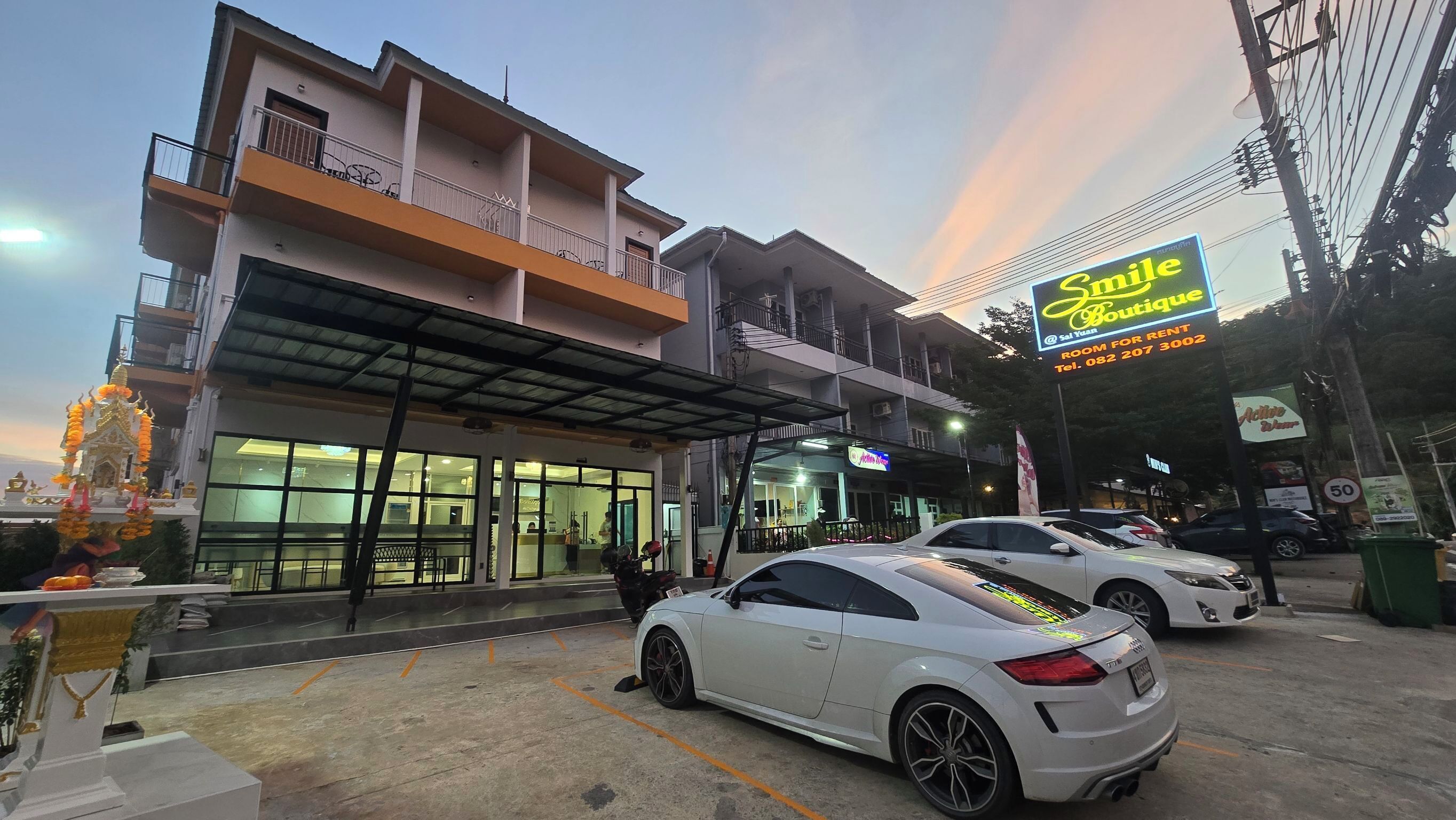 ด้านหน้าที่พัก - ตอนเย็น/กลางคืน