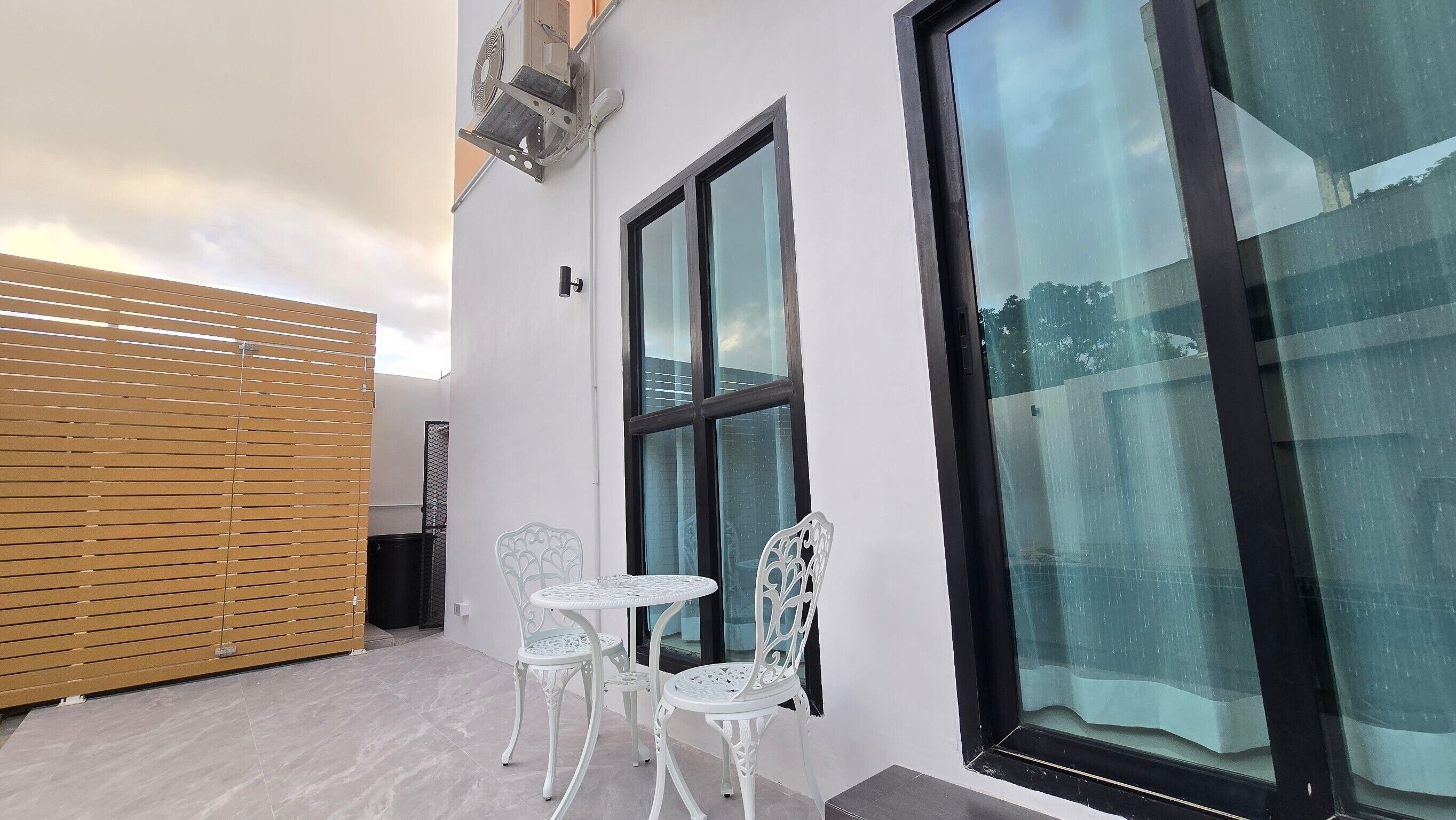 Grand Superior Pool Access Room | 起居区 | 电视