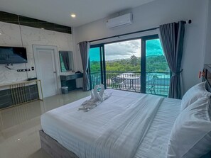 Deluxe Room with Balcony Mountain View | ตู้นิรภัยในห้องพัก, Wi-Fi ฟรี
