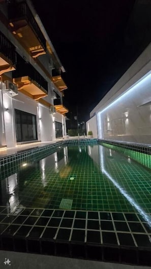 2 outdoor pools