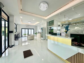 Quầy tiếp tân