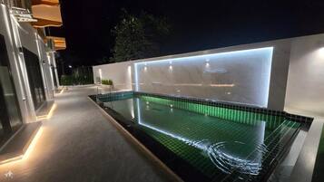 2 outdoor pools