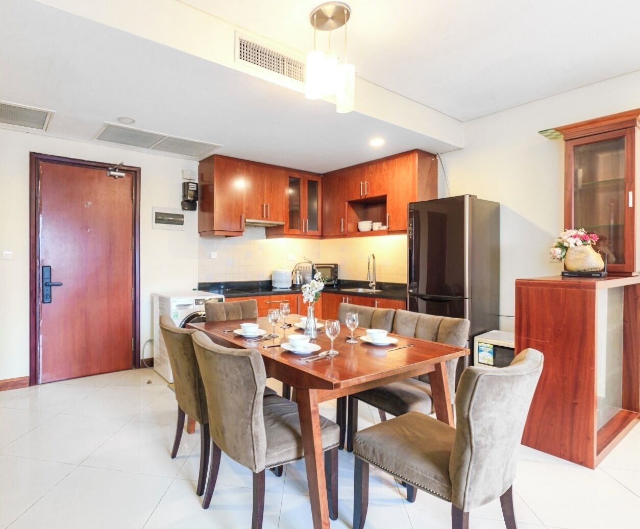 Classic Apartment, City View | Private kitchen | Fridge, microwave, stovetop, cookware/dishes/utensils