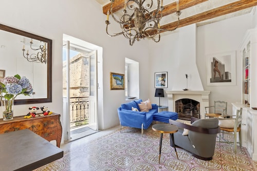 One bedroom stylish flat an Artist’s Townhouse, in the heart of Valletta, Malta.