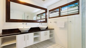 Een douche, een haardroger, handdoeken