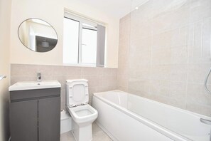 Dusj, hårføner og håndklær