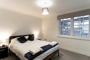 2 bedrooms, desk, iron/ironing board, WiFi