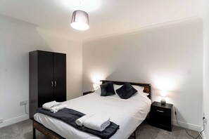 2 quartos, escrivaninha, ferros/tábuas de passar roupa, Wi-Fi