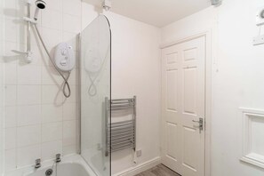 Douche, sèche-cheveux, serviettes fournies, shampoing